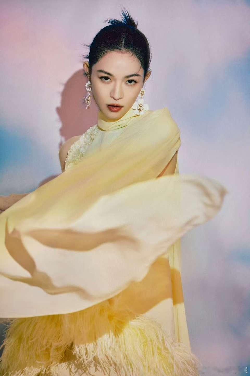 钟楚曦月光羽毛裙钟楚曦一袭月光羽毛裙，轻盈如月光倾泻，优雅似仙子降临。羽毛随风轻