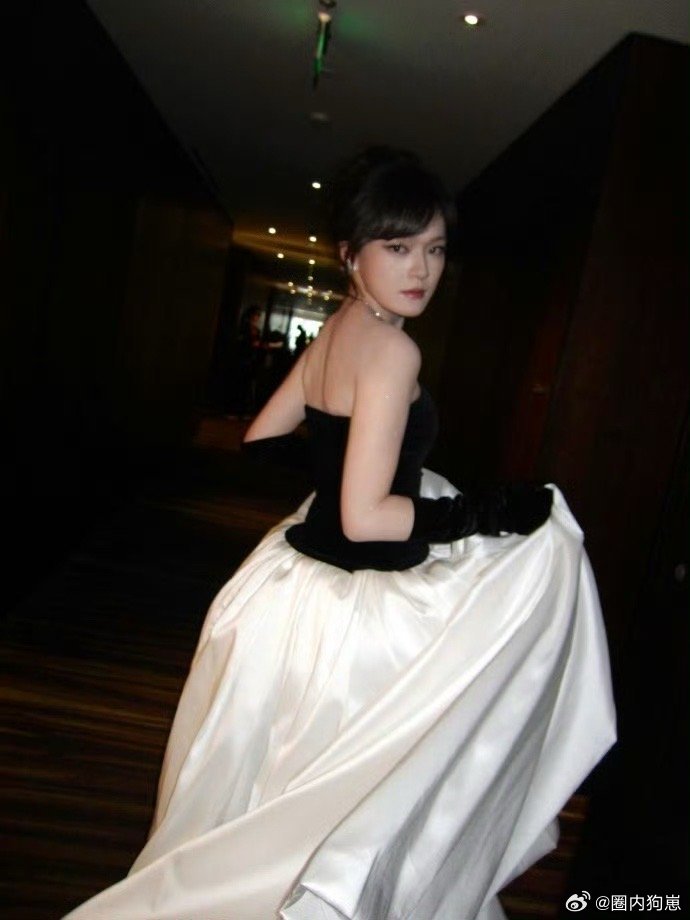 文淇 郁金香小姐文淇的美商从未让人失望！黑白长裙搭配精致珠宝，化繁为简的高级感扑