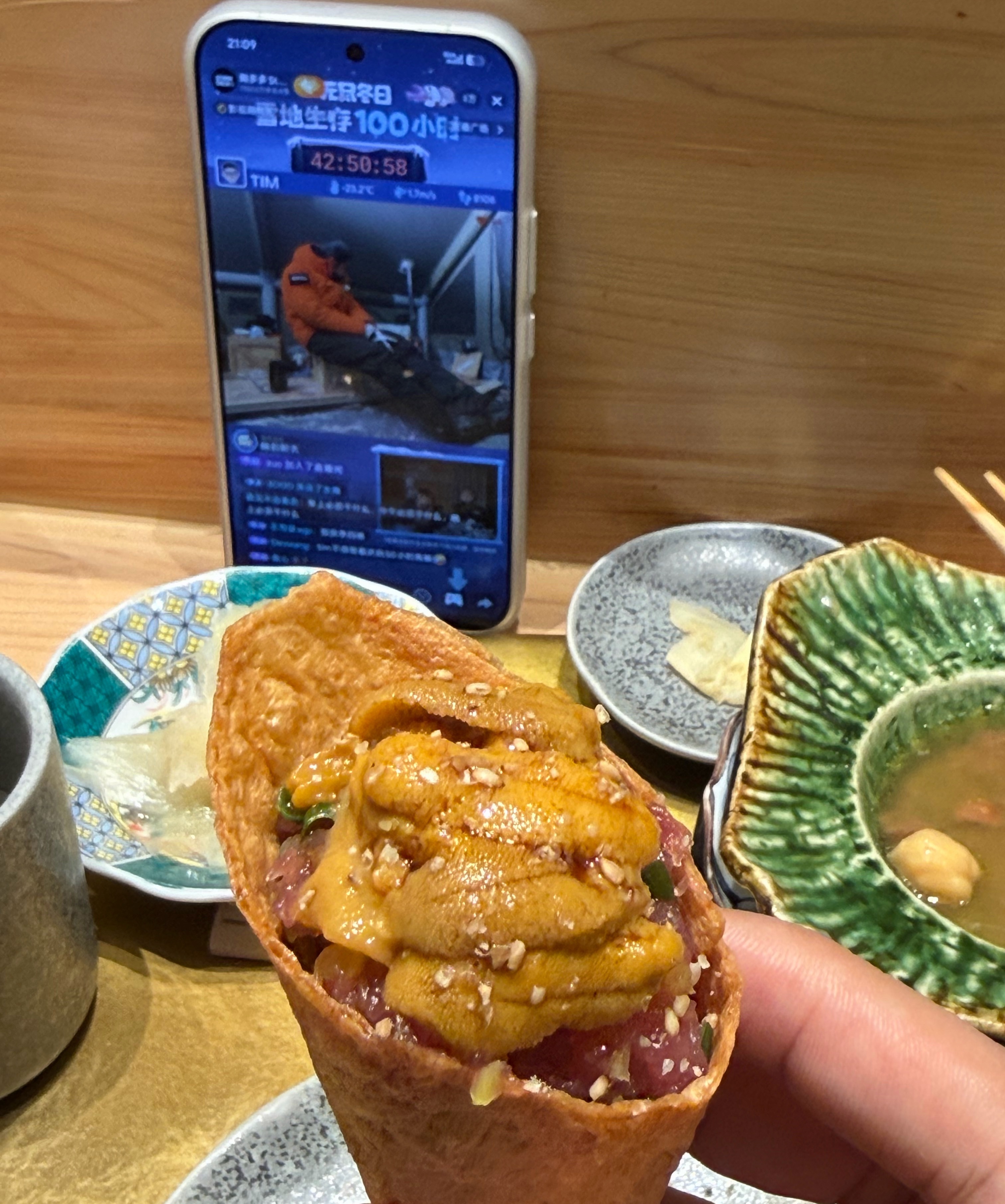 一边吃深海大肥猪，一边看Tim零下生存直播。谁能告诉我他的豪华帐篷是怎么就有的，