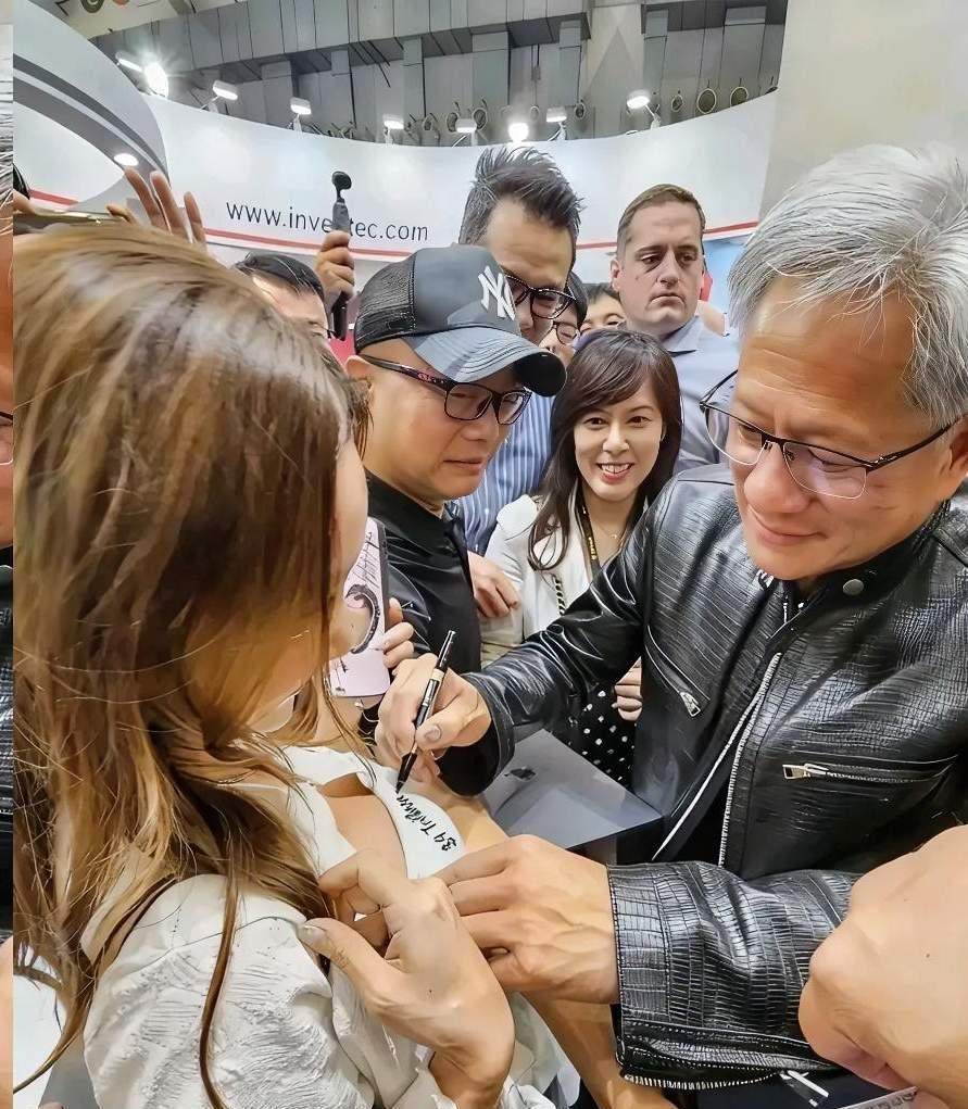 快讯！快讯！。
 
美国英伟达CEO黄仁勋突然在一场活动上与粉丝互动，引发社交平