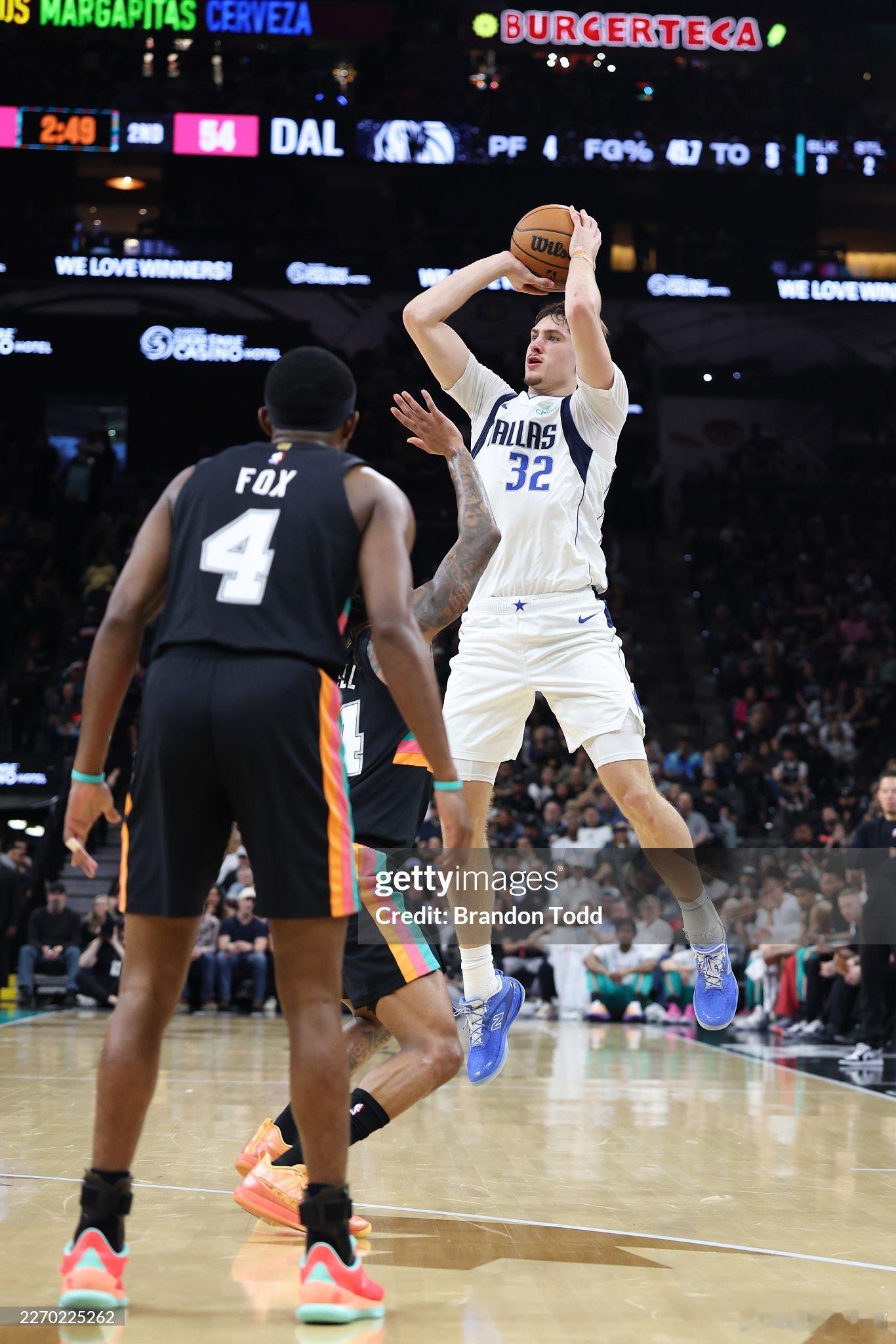 MFFL 这是弗拉格在新秀赛季第4次半场砍下25+分。他追平了有该项数据统计(1