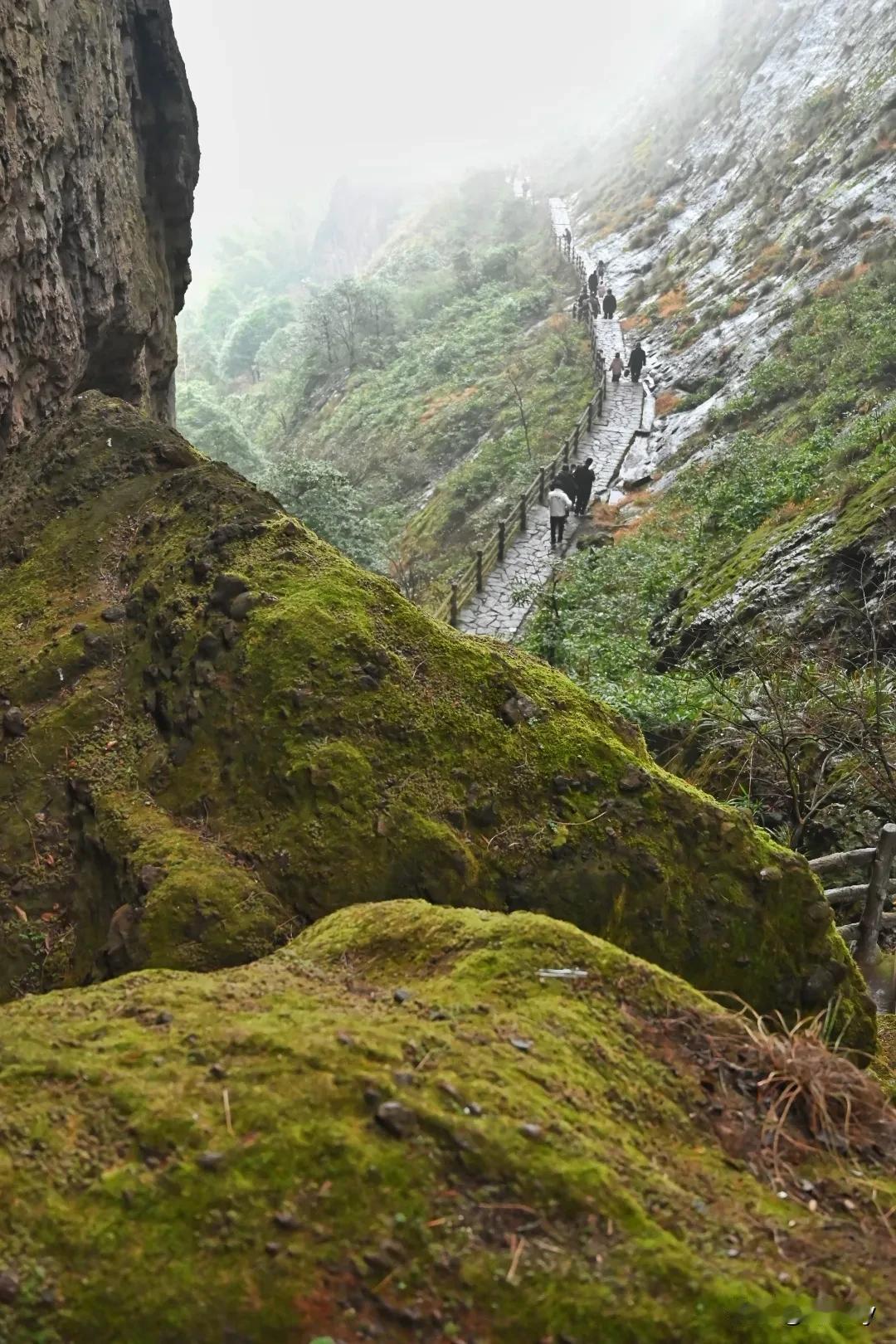 江郎山，浙江唯一的世界自然遗产（中国丹霞），虽然没有拍到完整的三爿石，但云雾缭绕