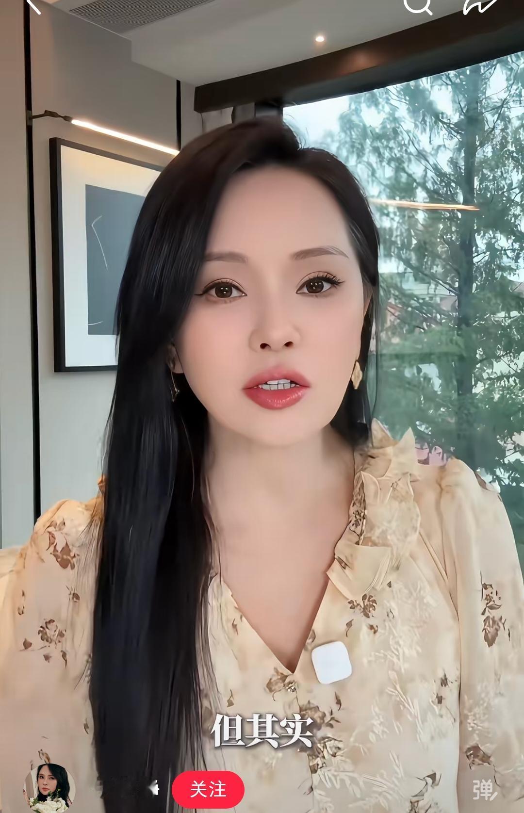 在照片里看着她就跟十八岁一样的！
只能说人家保养的太好了，果然钱没有白花！
只是