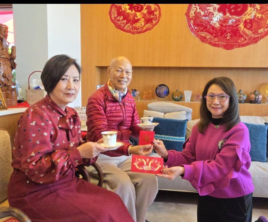 你知道在香港叫一声“阿姐”意味着什么。
那是规矩，是辈分，是半个娱乐圈都要让路的