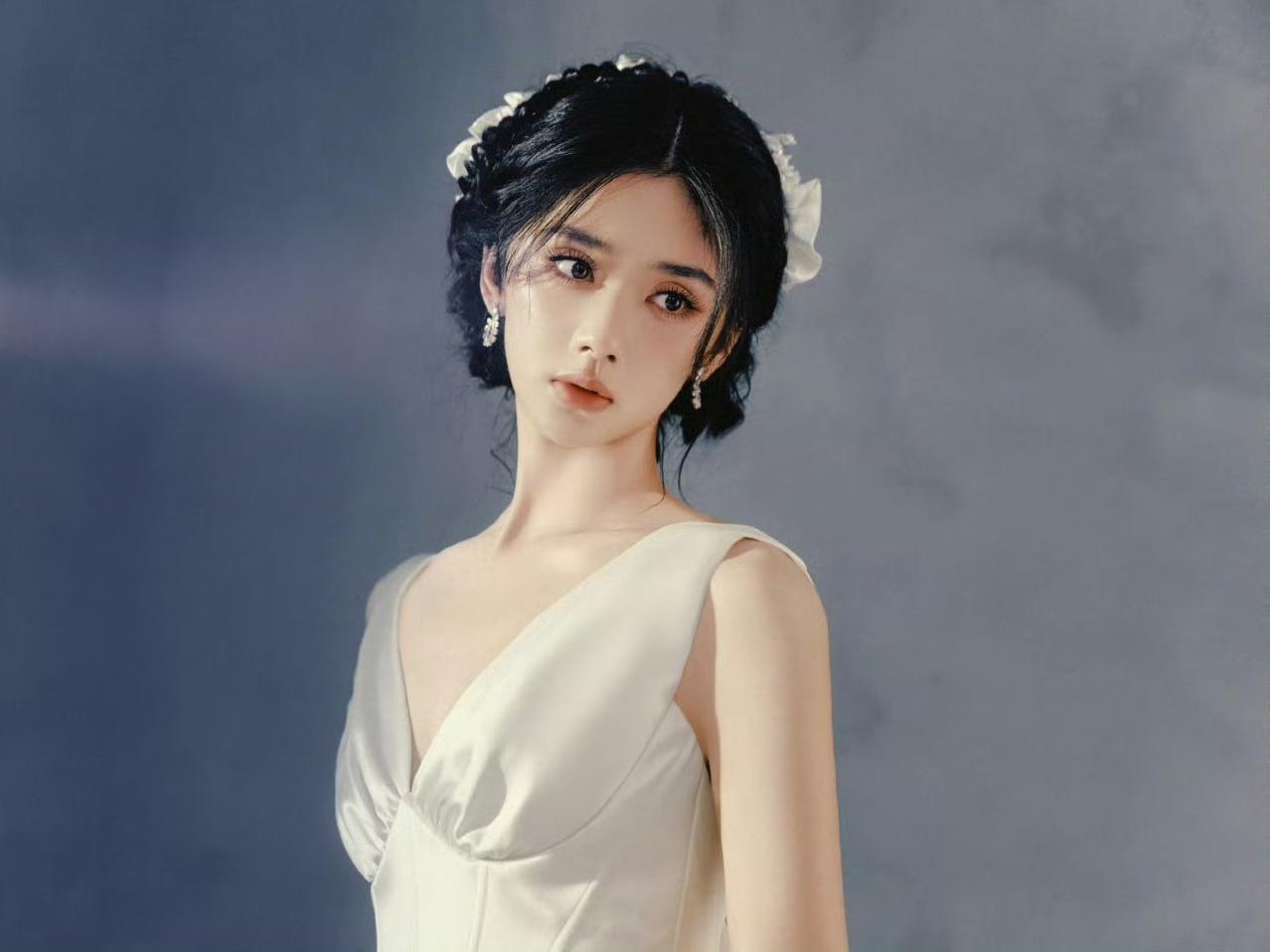 王影璐的白裙杀，这是什么清冷系天花板！

谁能拒绝王影璐这组纯白写真啊！缎面长裙