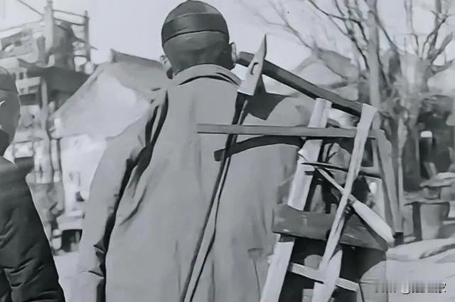 1938年的一个冬天，几名日本兵闯进潘木匠家里，当着他的面轮奸了他只有16岁的女