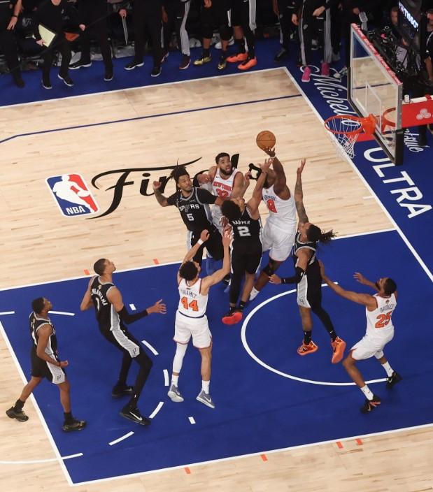 落后29分最终翻盘，尼克斯完成了NBA总决赛历史上最大分差的逆转。
北京时间6月