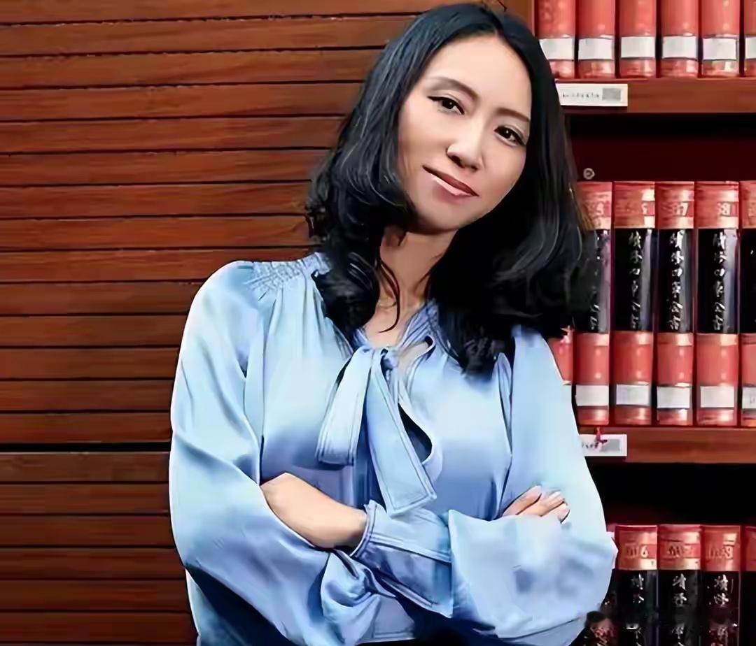 又一个邓文迪！27岁博士毕业，4年生3娃，能替“世界首富”花钱这个27岁的奇女子