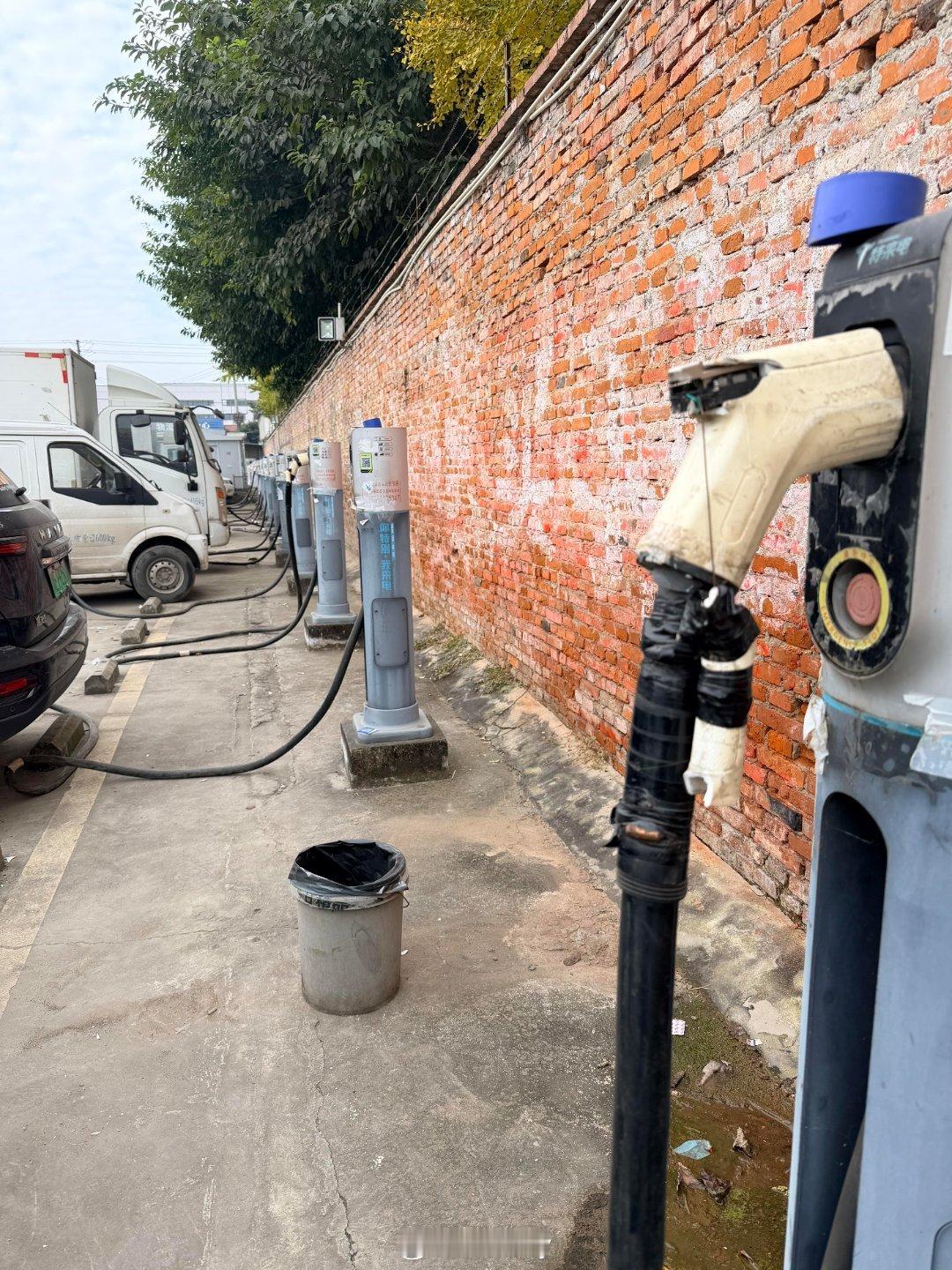 你们见过比这还破的充电站吗？