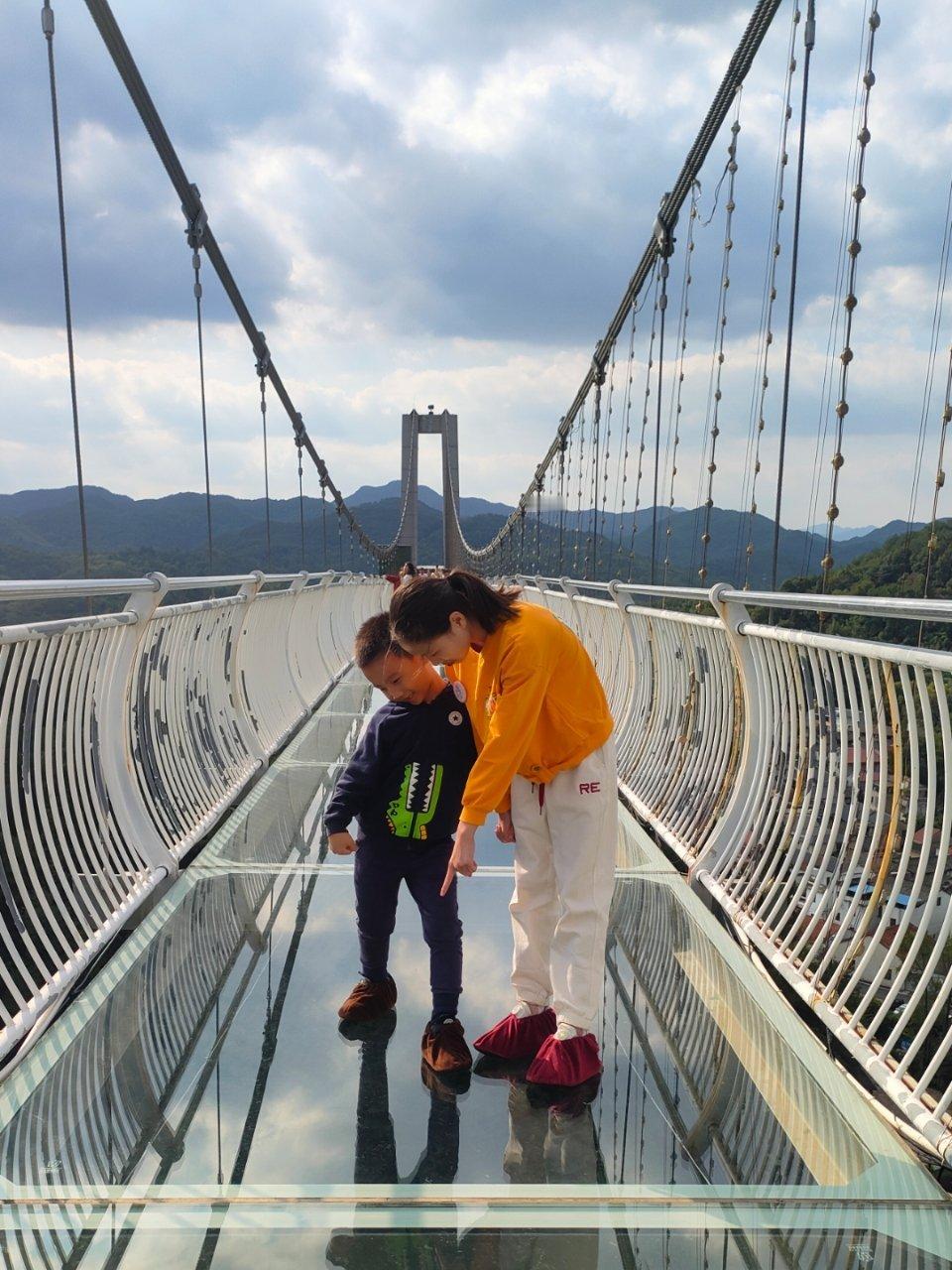 期中统考出来了，妈妈群里一片哀嚎。姐姐没参加统考，但是物理已快进到八下，八个字：