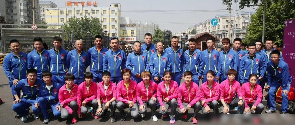国乒一张大合影，捅破了天！功勋教练肖战被挤到最边上，王励勤直接坐镇C位，孙颖莎王