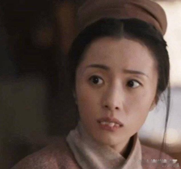 胡冰卿在演戏的时候扮丑不是第一次了，戚百草的狗啃刘海，黄轻风的门牙，如今是罗疏的