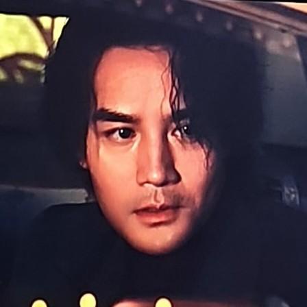 《交锋》中，马憩、何春晓、林看山在太平洋夜总会喝酒，酒后林看山说起算命，春晓说夜