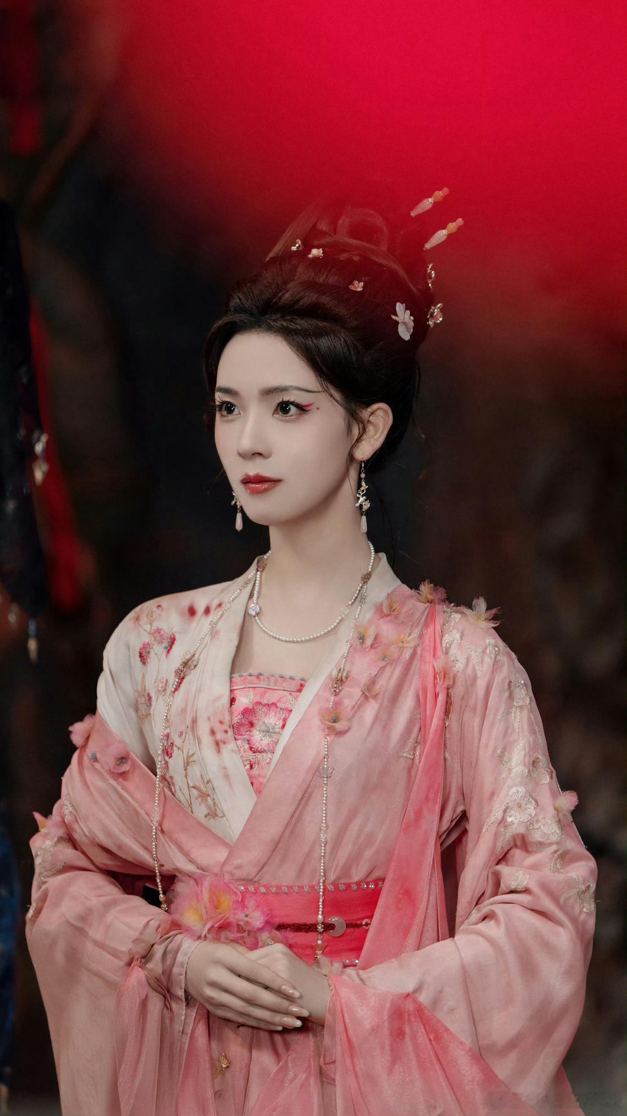 陈瑶摸喉结居然是临场发挥 西方桃名场面封神！陈瑶临场发挥摸喉结，细节处理拉满，性