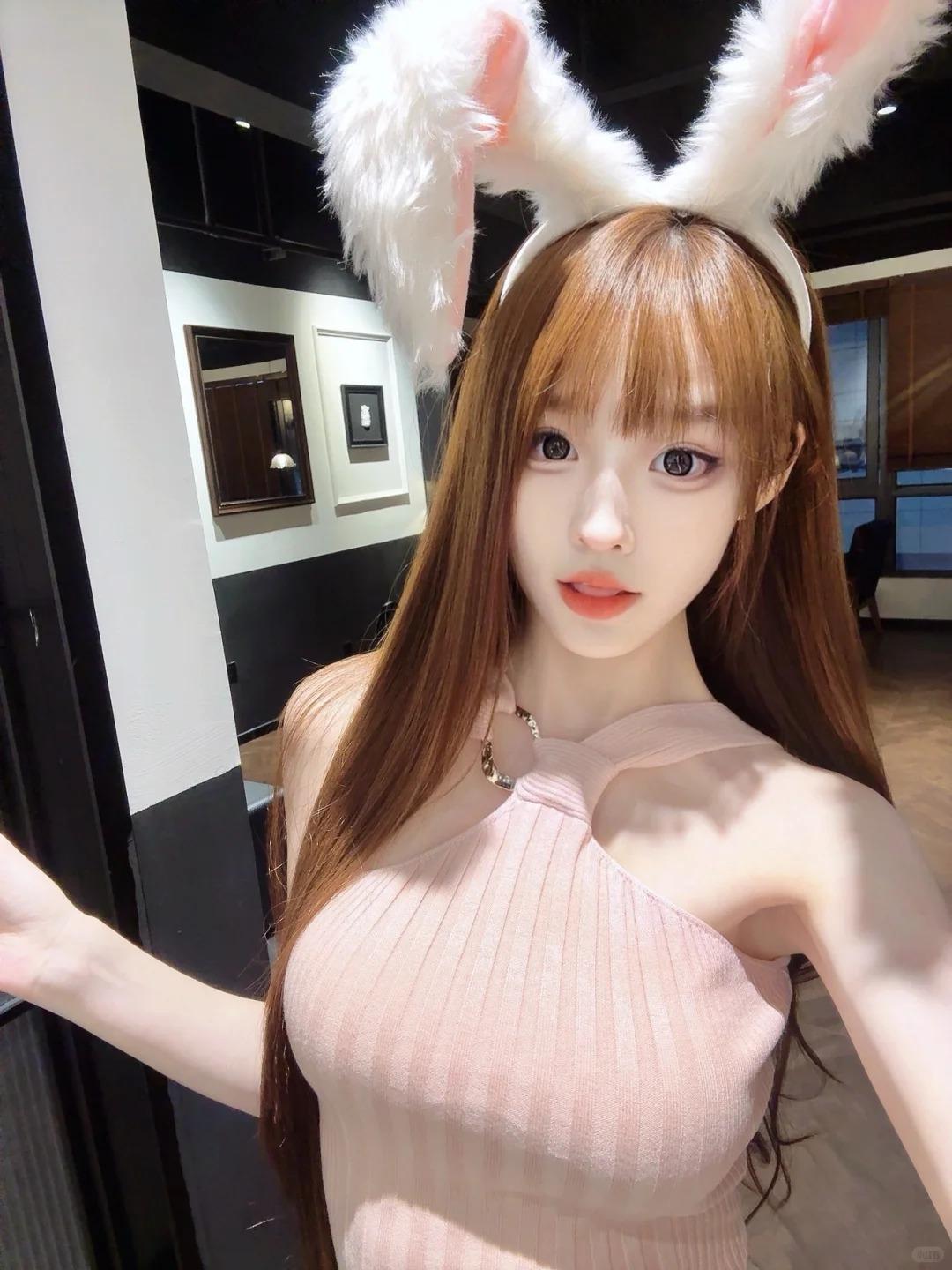 乖巧北京兼职模特少女，鼻子是凝霜墨玉苔琢成的隐棱，山根挺括却不突兀，鼻尖带着原生