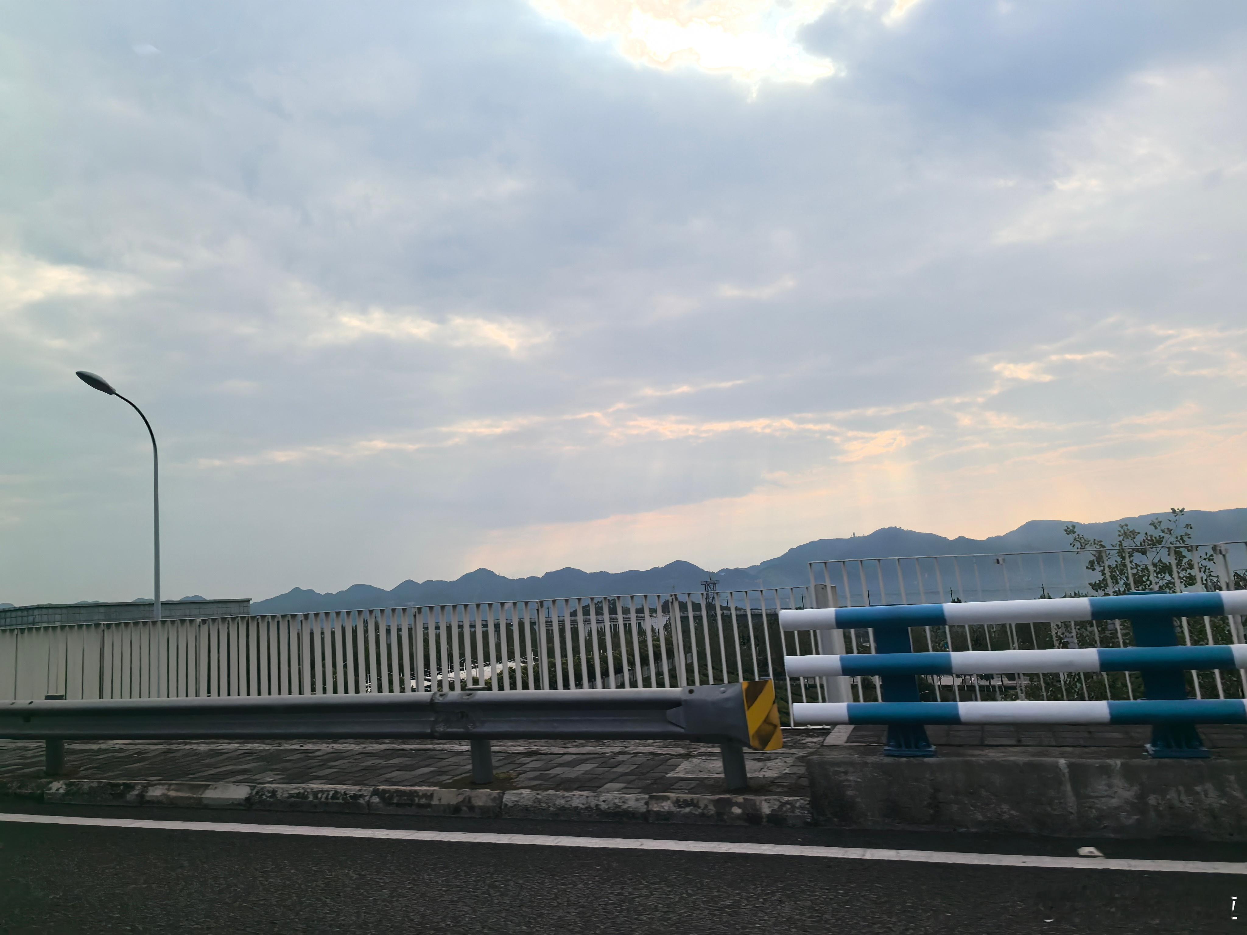 8月燃油车零售同比下降40%新能源渗透率再创新高，足见国内汽车市场迭代速度之快，