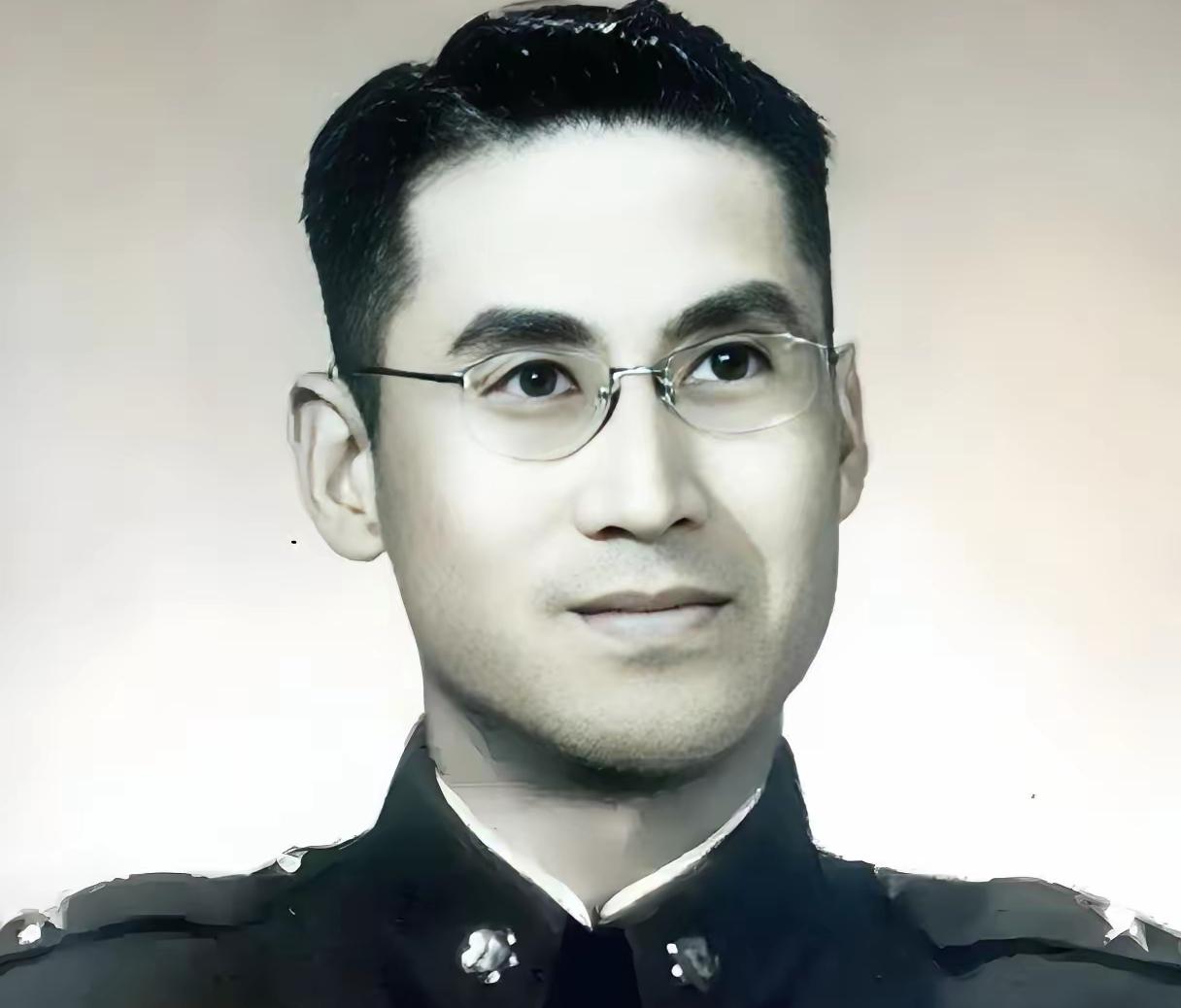 [微风]1994年2月，韩练成中将的儿子韩兢在澳门出差，特意去拜访父亲的老友吕文