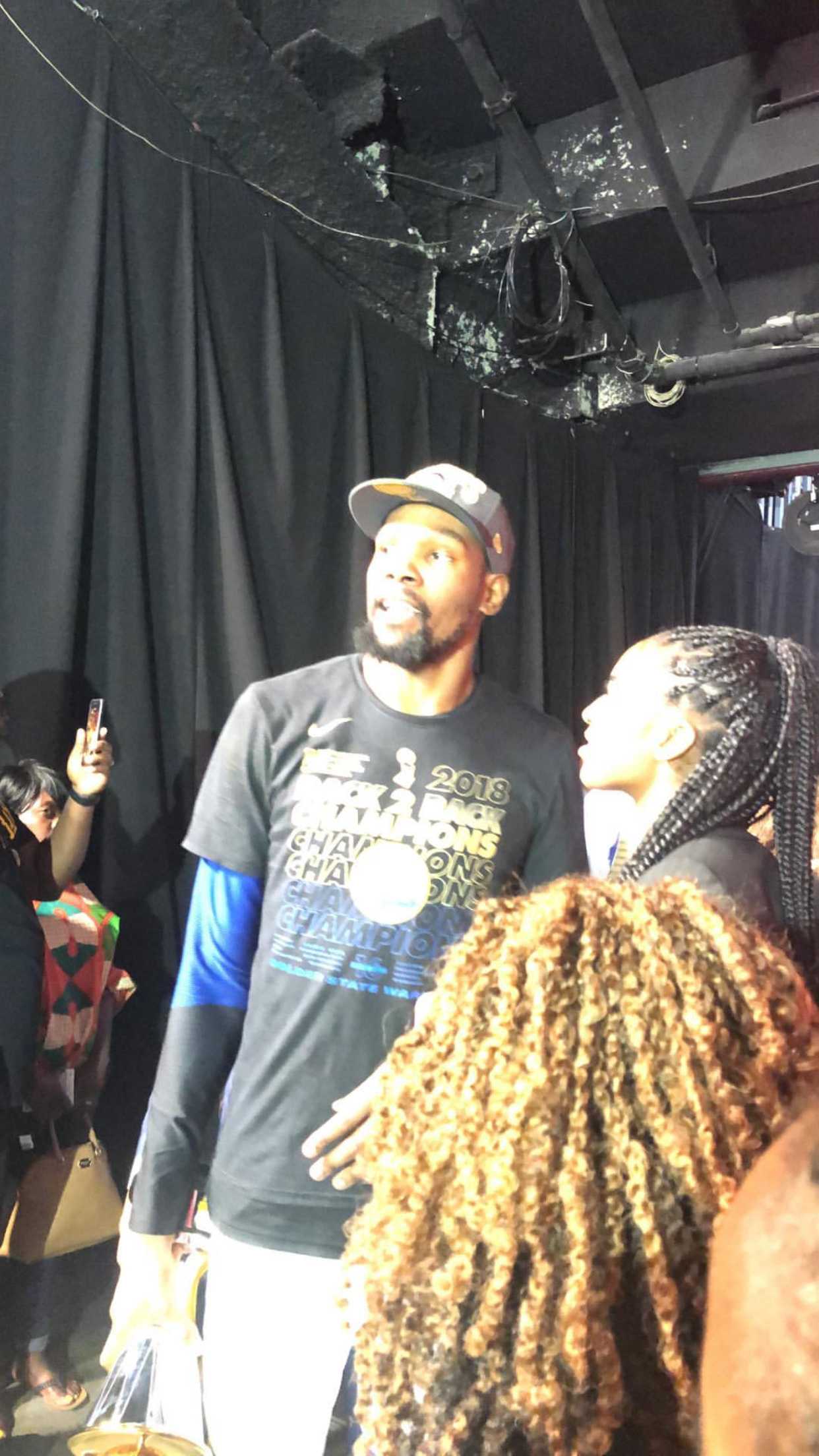 【杜兰特谈男女同居】女主持：说到同居，你之前有过这样的经历吗？杜兰特：有过，还不