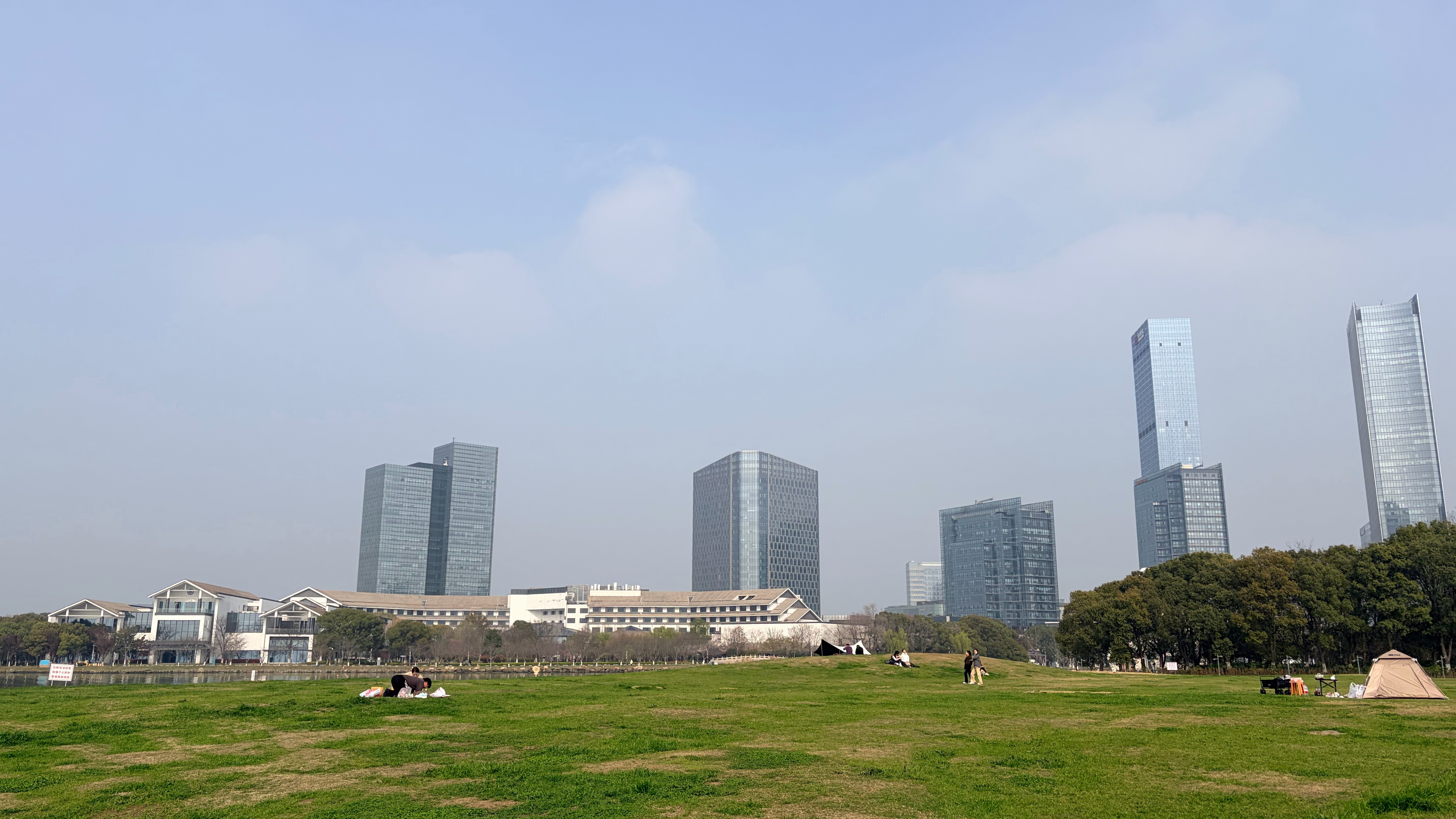 最近琢磨内容创作，发现一个好故事的底层结构都差不多。先有一条时间线——从哪来、到