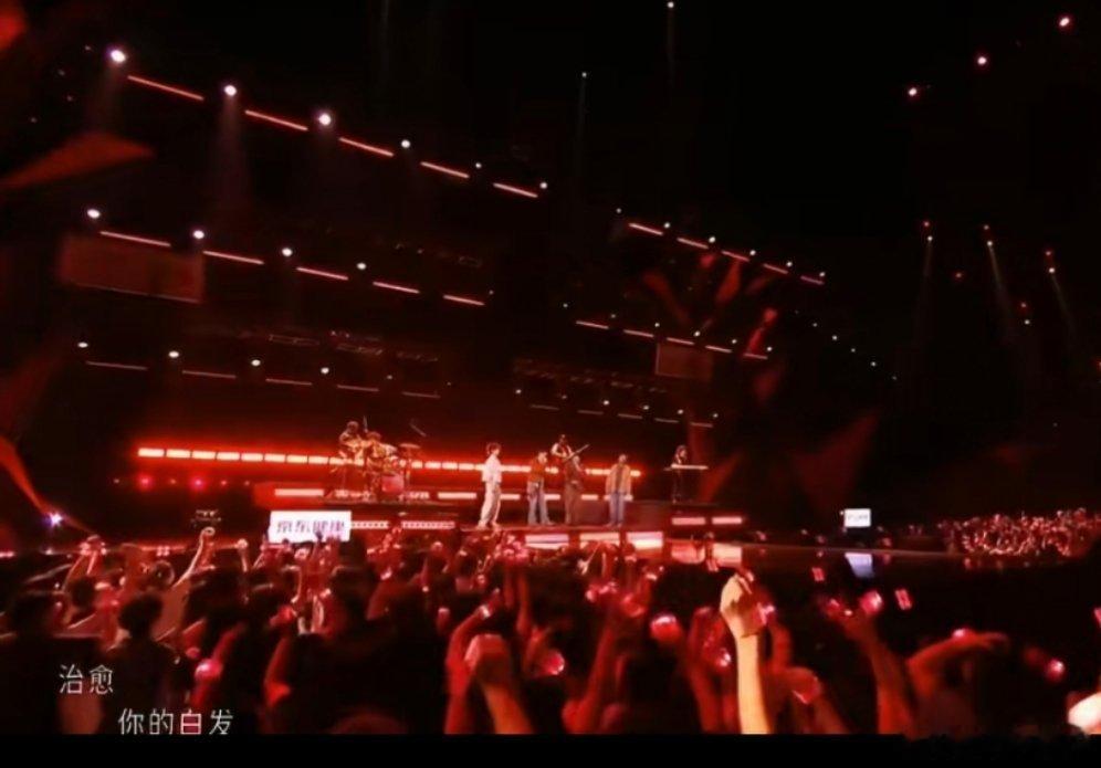孙楠小沈阳对飙高音 不只是炫技，更是情感的传递。孙楠的每一嗓子都带着深沉的情绪，