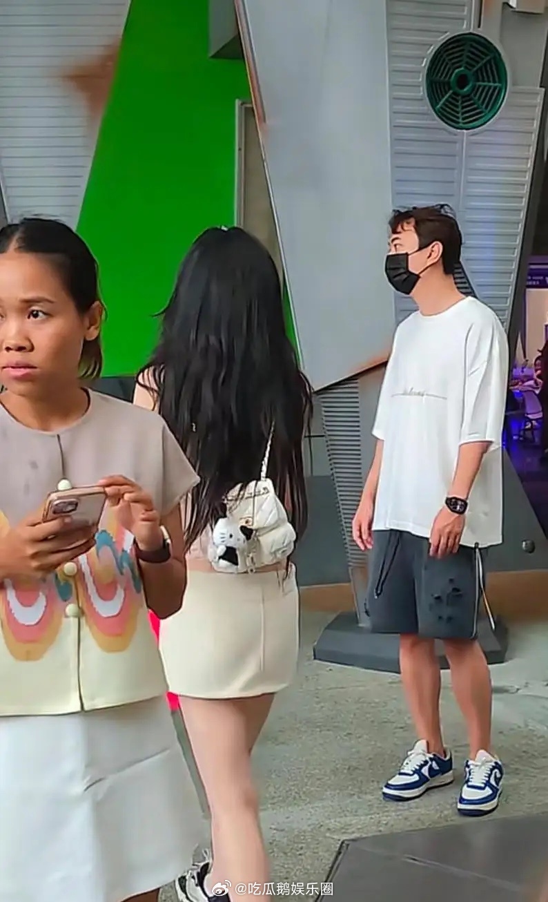 39岁王思聪和女友现身新加坡旅游，他的穿衣打扮朴素，气质土土的，走路还有点驼背，