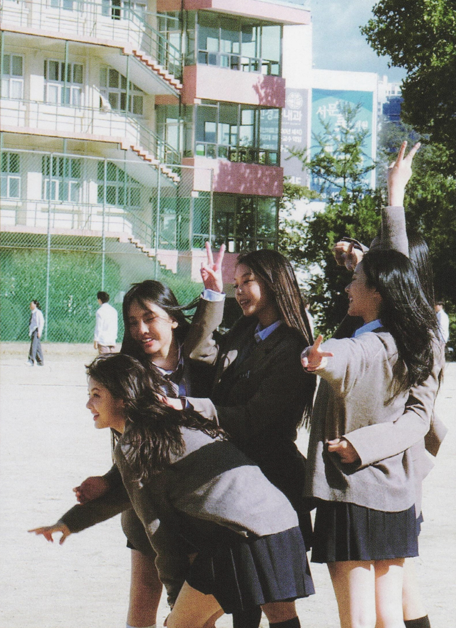 女孩 诚心祝福你们 捱得到新天地 