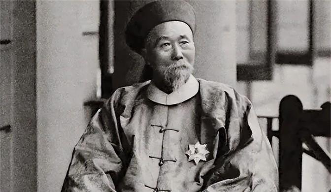 1958年，有人提议挖开了李鸿章之墓。狂热的人们用绳子拴住李鸿章和夫人的尸身，以
