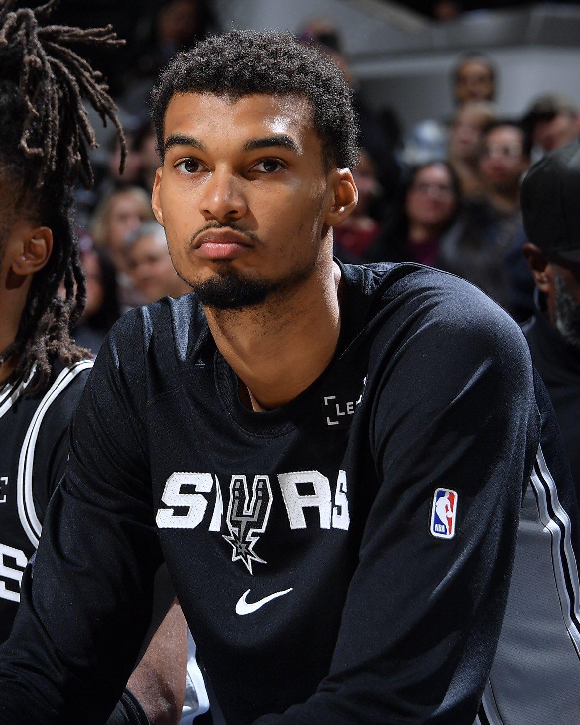 文班亚马这是更适合打替补？
马刺队一度落后19分的情况下，最终主场以134-13