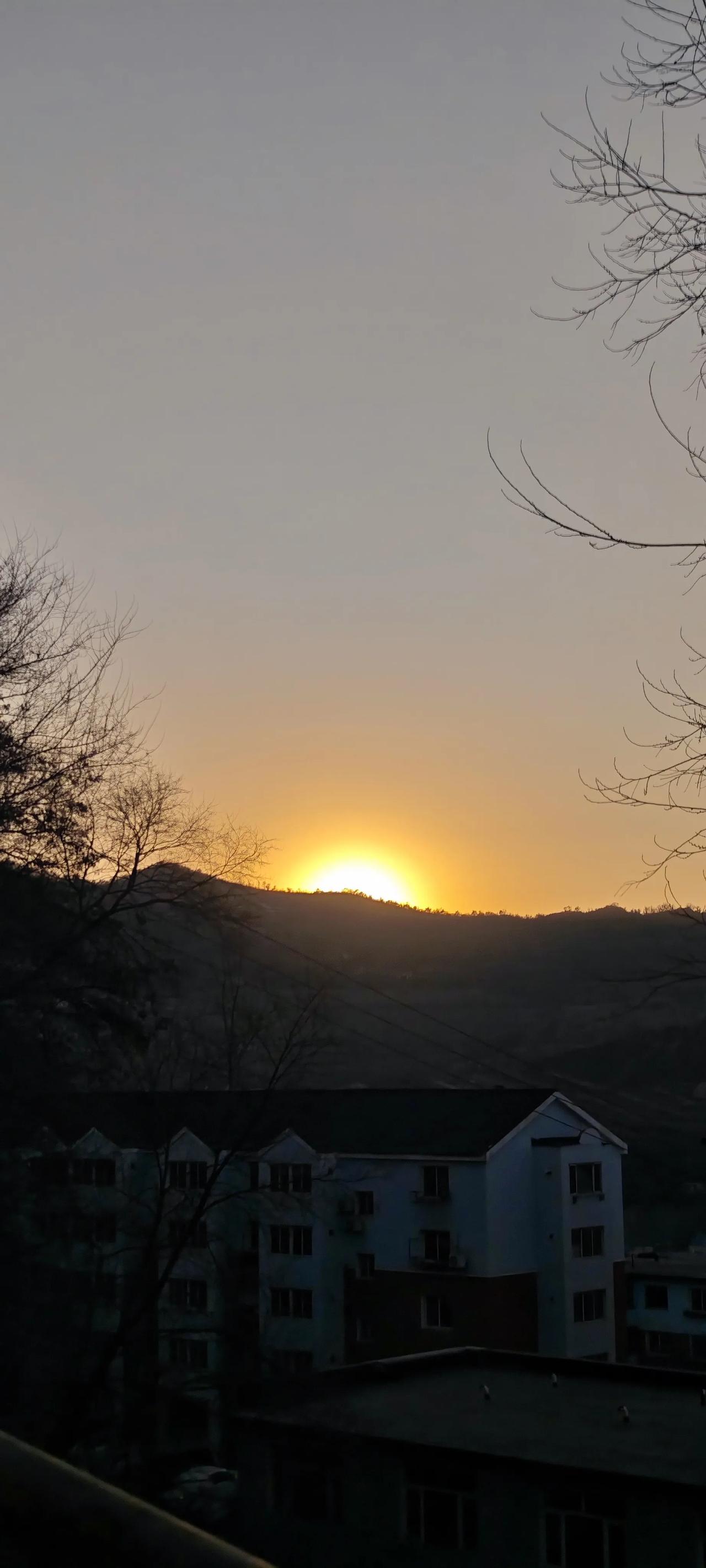 分享你随手拍下夕阳的照片石子山的夕阳