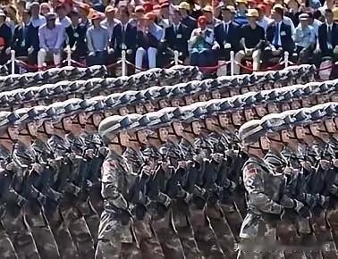 航母堵在波斯湾，哈梅内伊连眼皮都没眨一下。但今天凌晨，几百名美军连夜撤出卡塔尔和