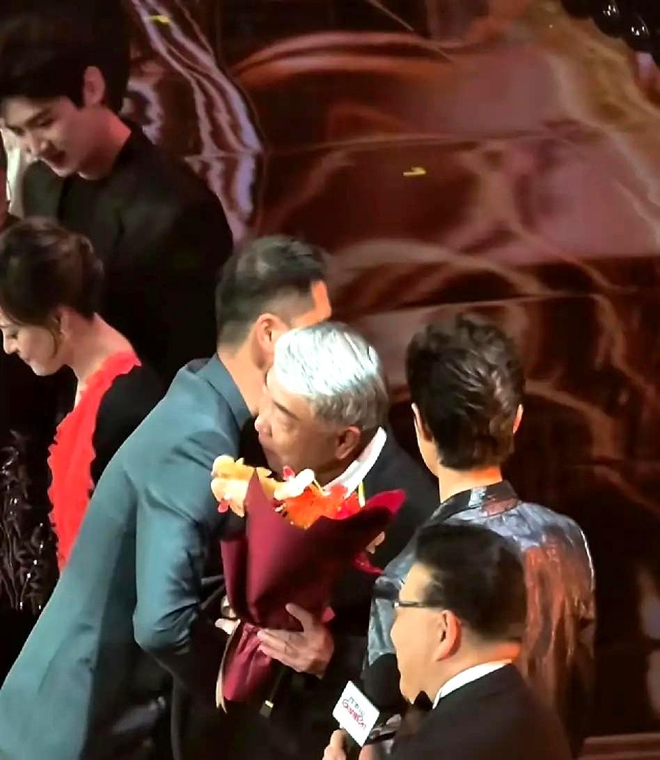 昨天剧耀东方盛典，郑晓龙刚站上领奖台，半台明星直接往台上冲。
肖战给他递奖杯俩