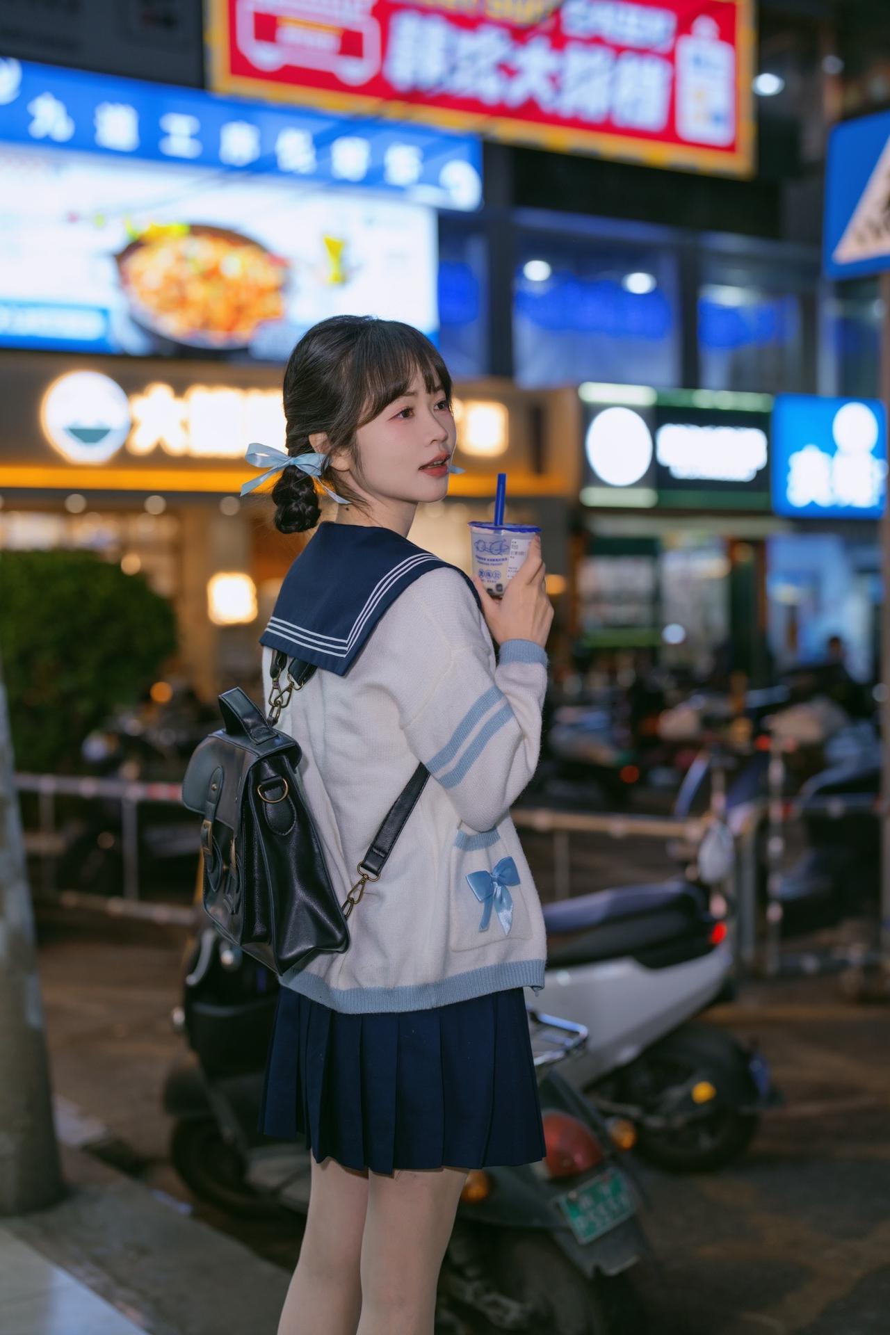 现在想起来羞耻到想在地上打滚
摄影/后期@摄影师容老师 
模特小姐姐@🍑暴暴阿