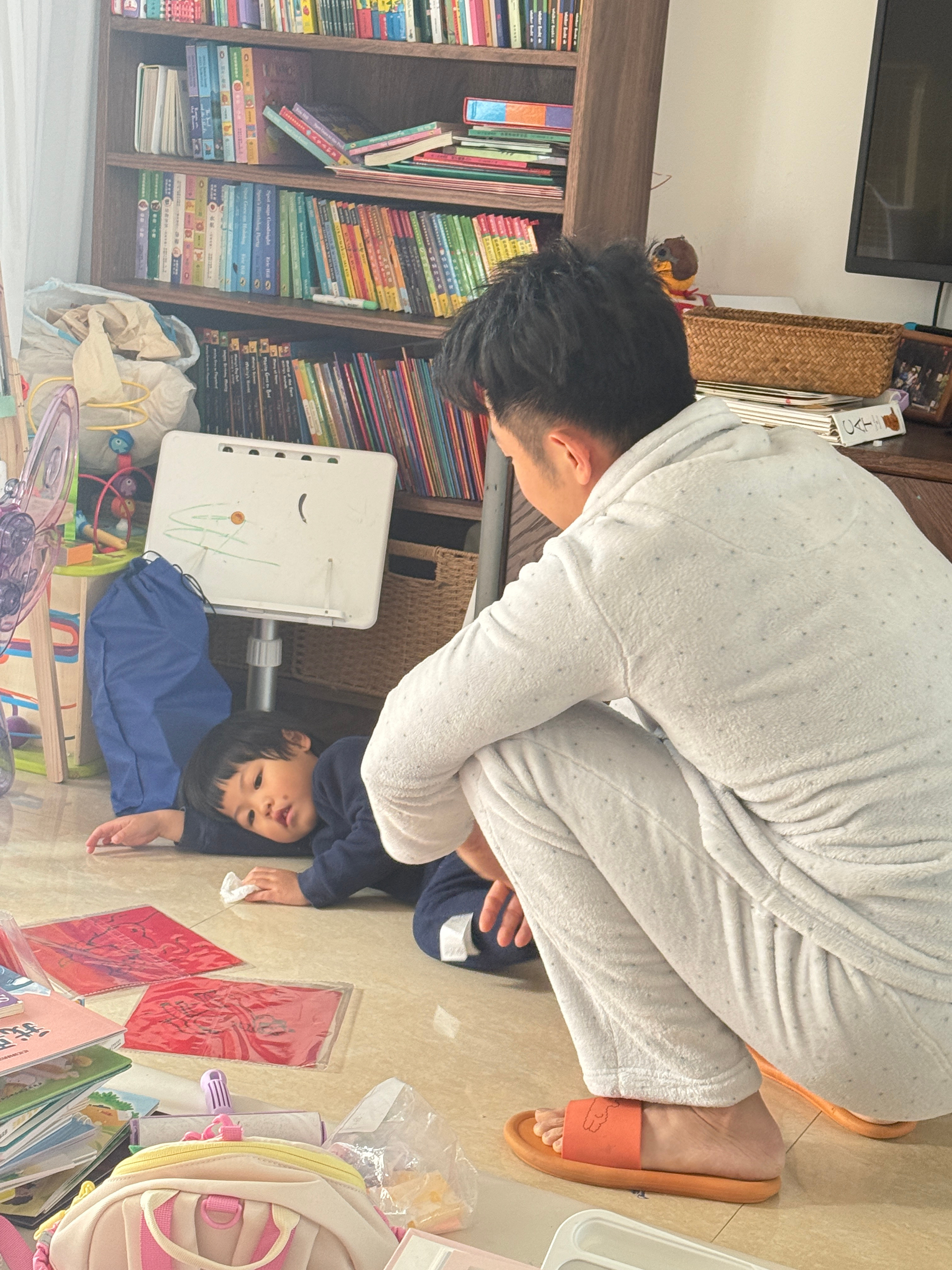 球宝把春联扔一地，旅蛙在旁边跟她商量捡起来球不捡旅蛙坚持不懈球往地上一躺说爸爸捡