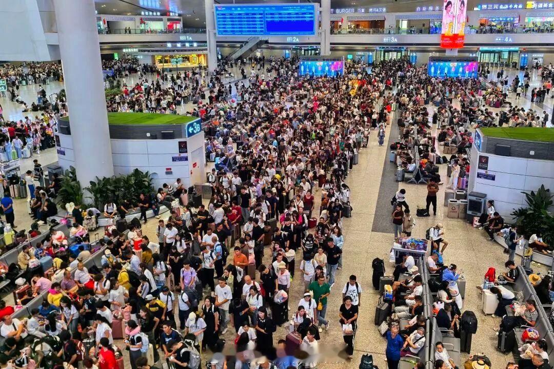 国铁头条【新疆铁路“五一”假日运输期累计发送旅客172.2万人次  假期首日客发