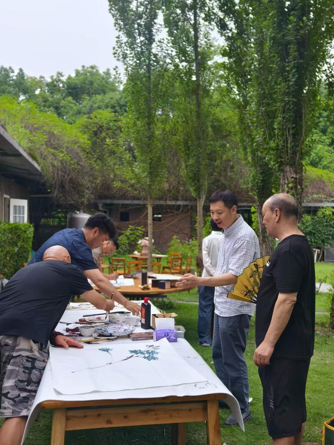 五月玫瑰园。铺开宣纸，调一抹胭脂，再蘸一点曙红，风来时，花瓣轻颤......
墨