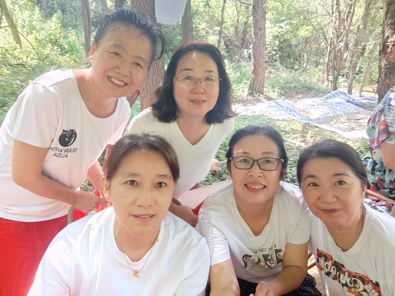 我有个朋友比我正好大五岁。她选择了延迟退休，我今天遇到她了啊，我们一起退休，她比