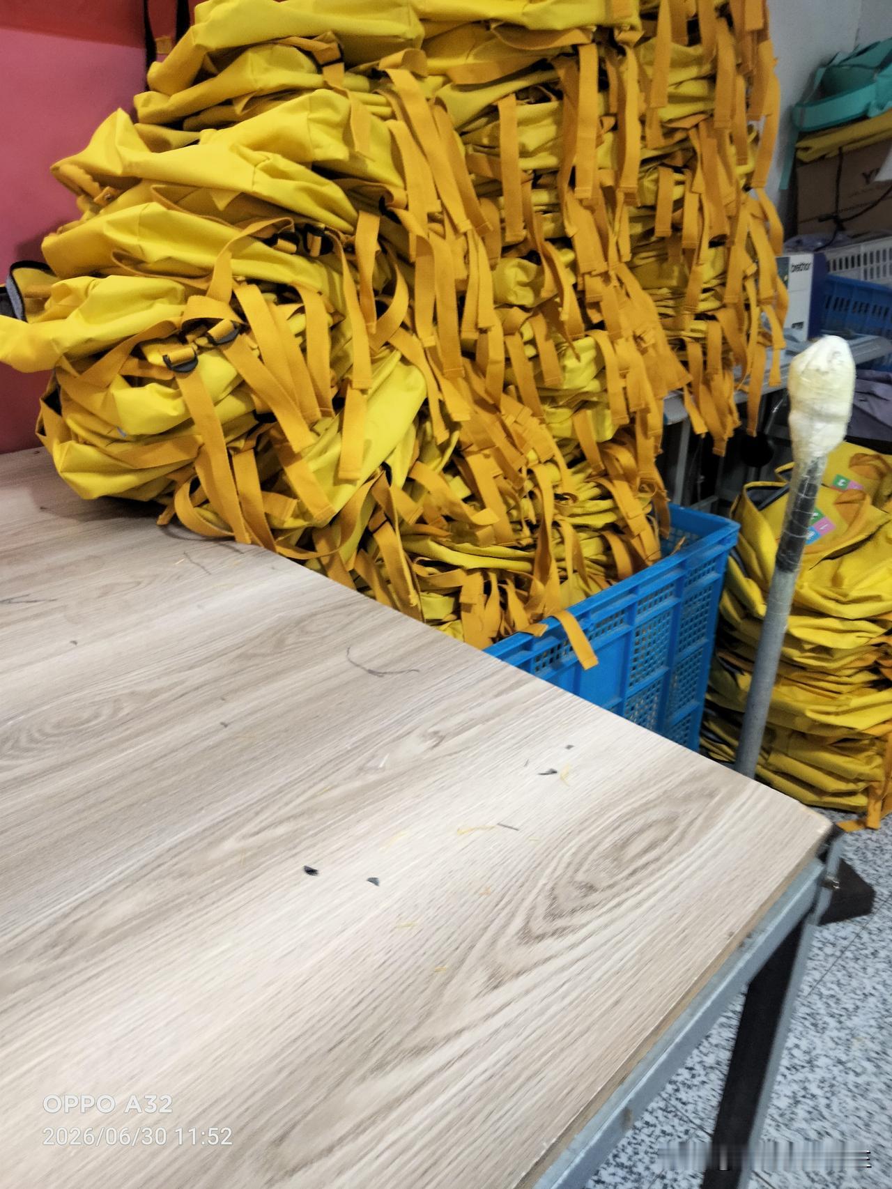 昨天上午我将这款黄色新东方线头剪完了，下午便没事了，回家玩手机赚钱，早晨去上班时