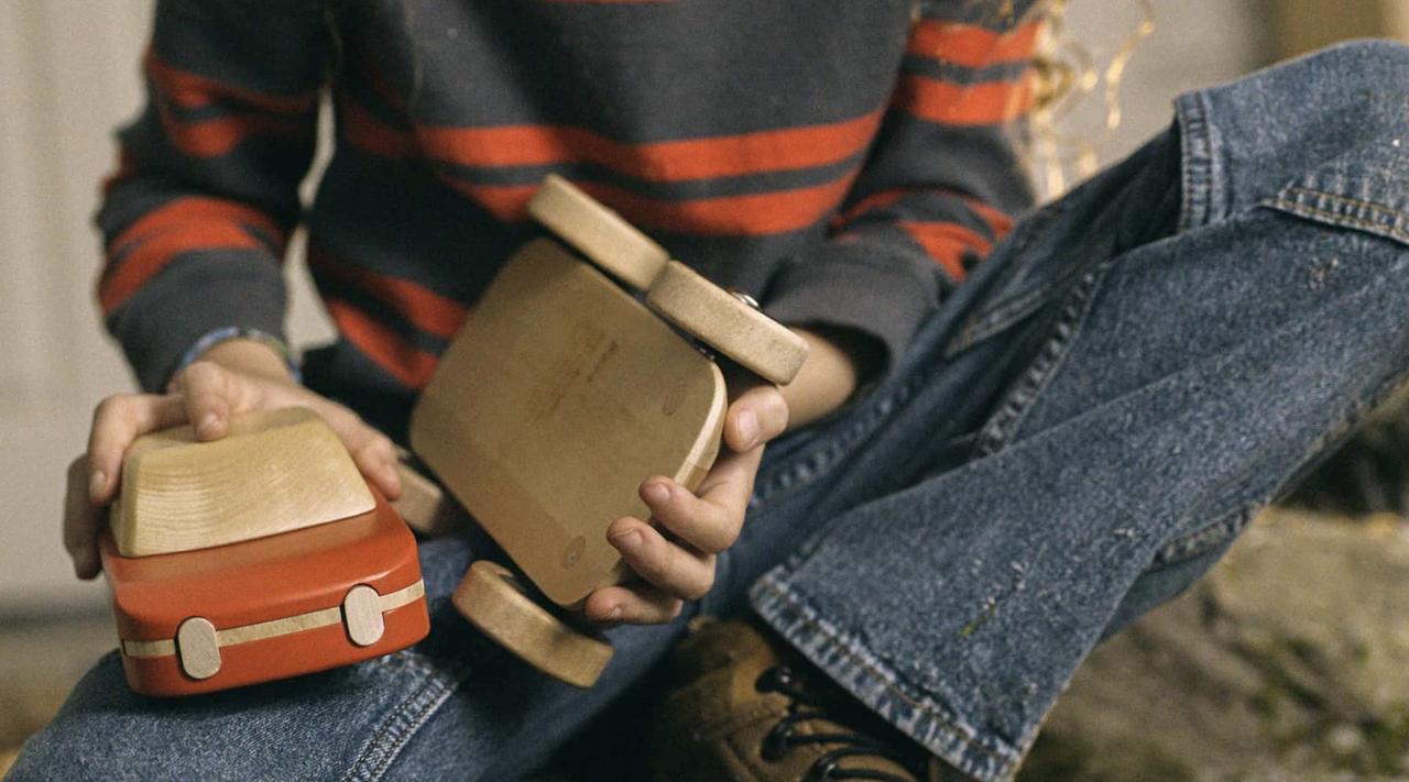 这家新势力推木头玩具车模型，一套150美元
新势力喜欢出周边，而且卖得都不便宜，