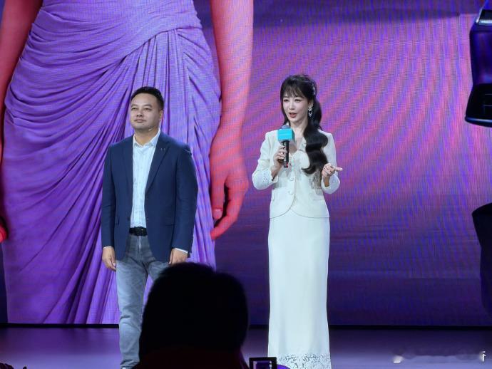 杨紫真人美到发光！在这座导航绕晕、弯道连环杀的8D魔幻山城，普通车真扛不住，但她