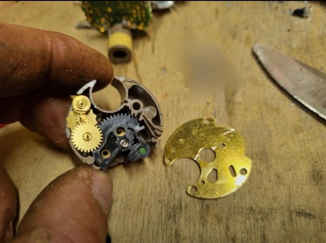 俄罗斯士兵研究的带有可编程的 40 毫米 HV-HEDP IM ESD 弹药。 