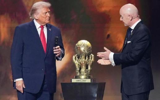 全世界都在笑话美国美国淘汰 本来美国队发挥得不错，哪知道特朗普一掺和，口碑大损，