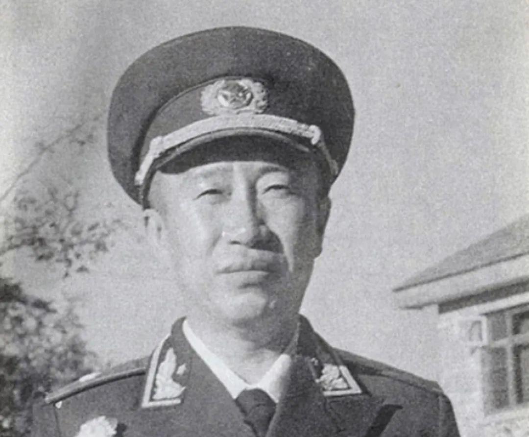 解方，原名解如川，1908年出生于吉林省辽源市东丰县一个显赫的地主家庭。自幼，他