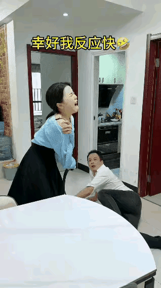 善有善报，恶有恶报，这叫自食其果，自作自受，活该

男子不知道是做错了什么事？在