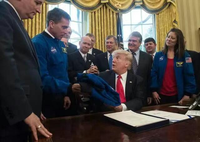 特朗普下令美国“重返月球”，时间点抢在中国登月前特朗普签署命令，真正的较量这才开