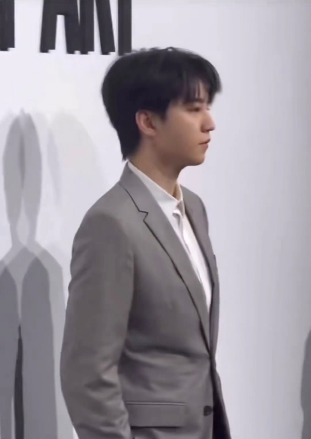 王俊凯｜DIOR活动live生图，检验帅哥的基本标准，明显扛住了 ​​​