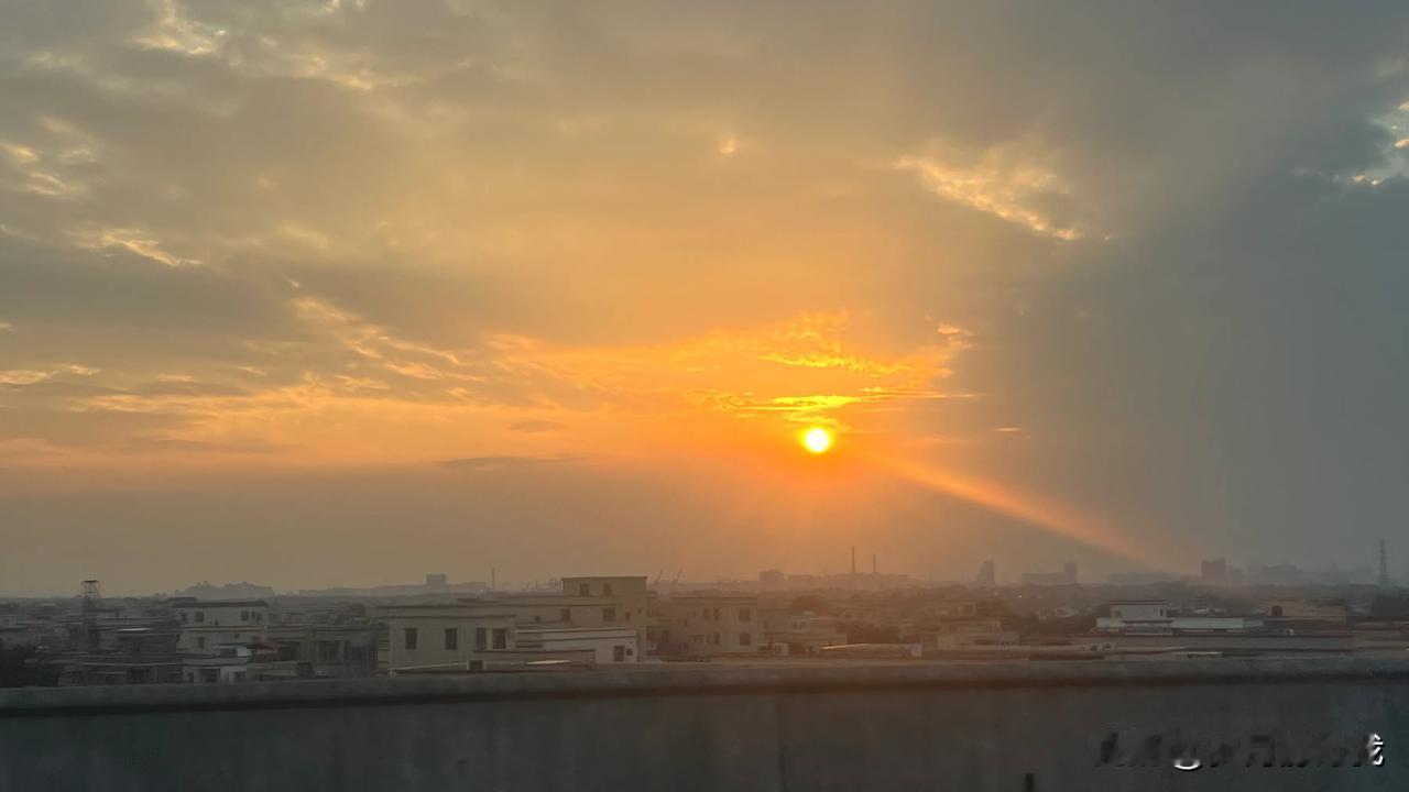 傍晚时分的中阳高速上的落日#高速的夕阳#