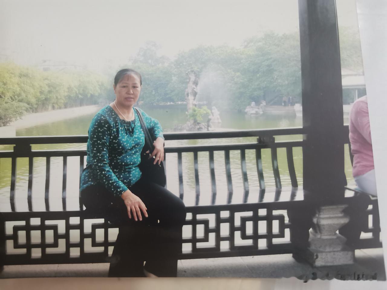 上联:年年如意人人好，
下联:岁岁平安家家乐。
