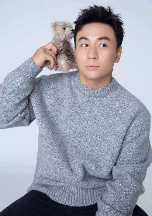 94年那个穿僧衣打拳的小孩，现在自己当爹了。
他不光在电影里打拳，还把哄娃的温柔