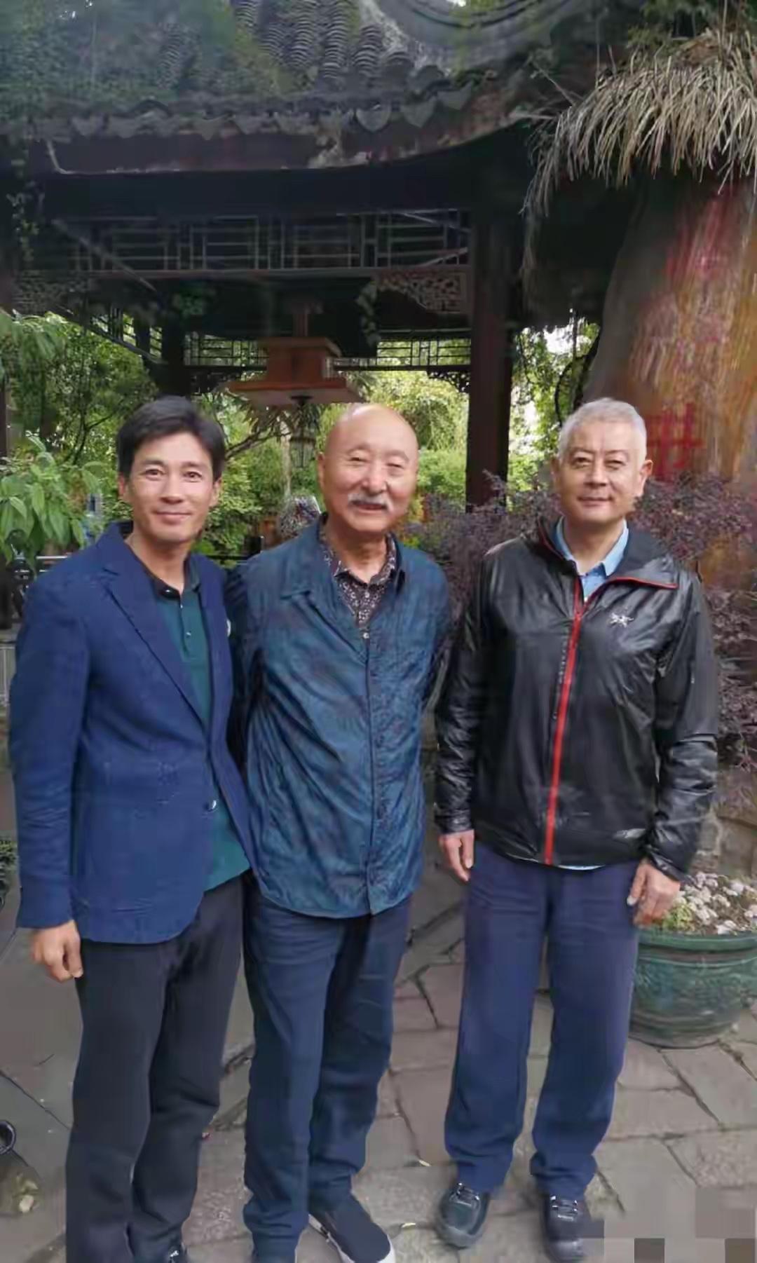 旁边二位我认识，中间C位的是谁？