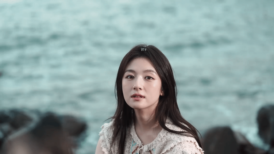 李兰迪一键打开我的护眼模式谁懂！李兰迪海岛舒服日志好养眼，海风少女感拉满，治愈到